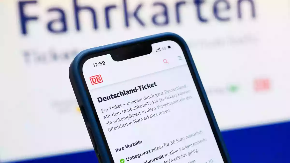 Kommt bald die kleine Schwester des Deutschlandtickets? (lllustration) - Bild: Julian Stratenschulte/dpa