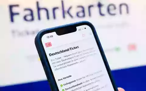 Kommt bald die kleine Schwester des Deutschlandtickets? (lllustration) - Foto: Julian Stratenschulte/dpa