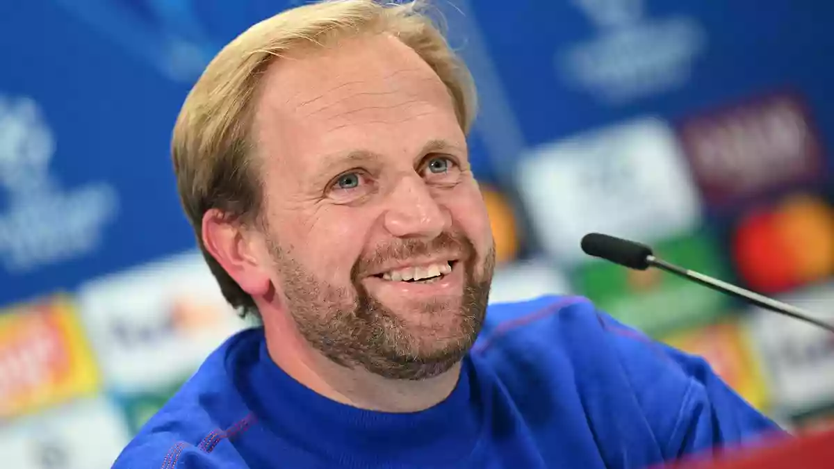 «Es ändert sich nicht viel für mich.» Co-Trainer Aaron Danks muss seinen erkrankten Chef vertreten.  - Bild: Angelika Warmuth/dpa