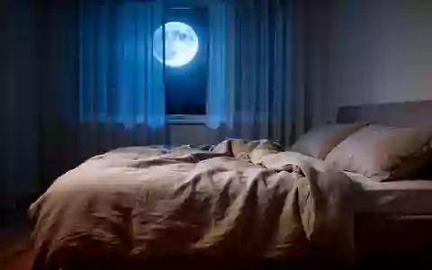 Ein minimalistisch eingerichtetes, ruhiges Schlafzimmer bei Mondlicht, das eine Atmosphäre der nächtlichen Entspannung vermittelt. - Foto: über boerse-global.de