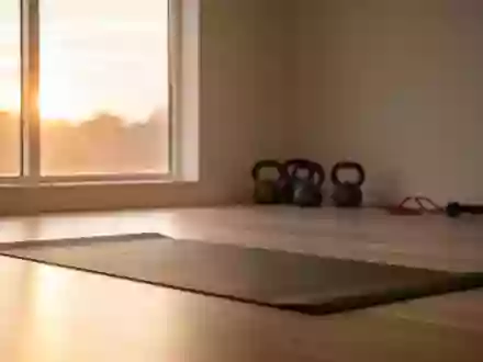 Ein heller, minimalistischer Trainingsraum mit einer Yogamatte im goldenen Licht des frühen Morgens. - Foto: über boerse-global.de