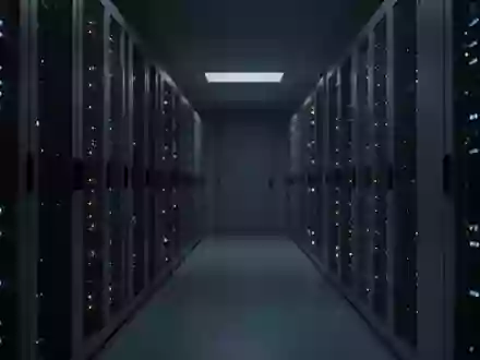 Dunkler Serverraum mit metallischen Rack-Schränken und dezenten Statuslichtern in einer minimalistischen Umgebung. - Foto: über boerse-global.de