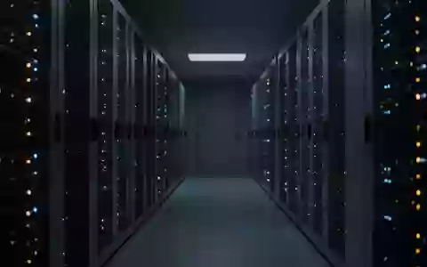 Dunkler Serverraum mit metallischen Rack-Schränken und dezenten Statuslichtern in einer minimalistischen Umgebung. - Foto: über boerse-global.de