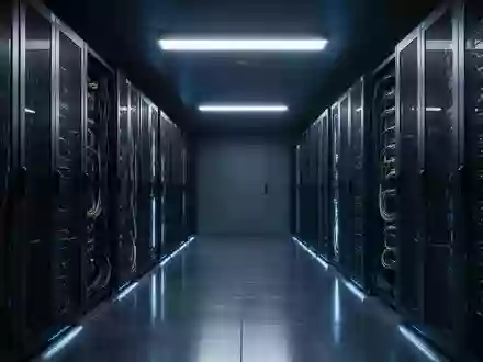 Ein moderner, minimalistischer Serverraum mit blauer Beleuchtung und geordneten, metallischen Server-Racks. - Foto: über boerse-global.de