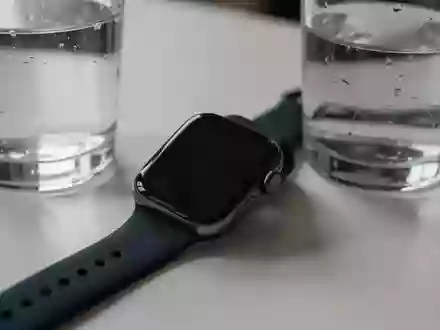 Symbolbild: Smartwatch neben einem Glas Wasser - Foto: über boerse-global.de