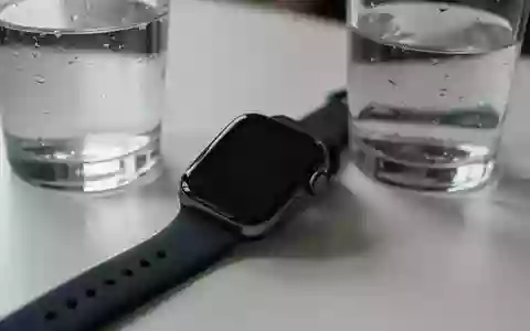 Symbolbild: Smartwatch neben einem Glas Wasser - Foto: über boerse-global.de