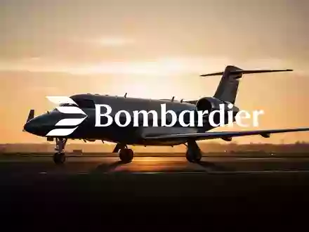 Silhouette eines Privatjets bei Sonnenaufgang auf einer Landebahn als Symbol für die Luftfahrtindustrie. - Foto: über boerse-global.de