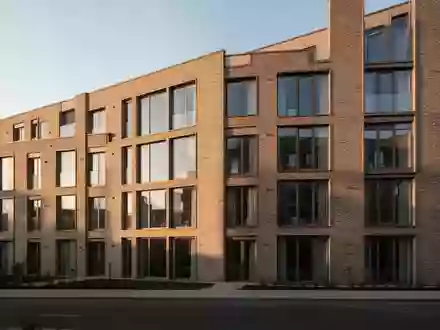 Moderne Wohnhausfassade mit großen Fenstern bei Tageslicht. - Foto: über boerse-global.de