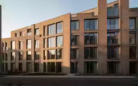 Moderne Wohnhausfassade mit großen Fenstern bei Tageslicht. - Foto: über boerse-global.de