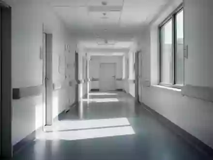 Ein heller, menschenleerer Flur in einem modernen Krankenhausgebäude mit klaren architektonischen Linien und Tageslicht. - Foto: über boerse-global.de