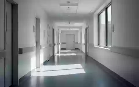 Ein heller, menschenleerer Flur in einem modernen Krankenhausgebäude mit klaren architektonischen Linien und Tageslicht. - Foto: über boerse-global.de