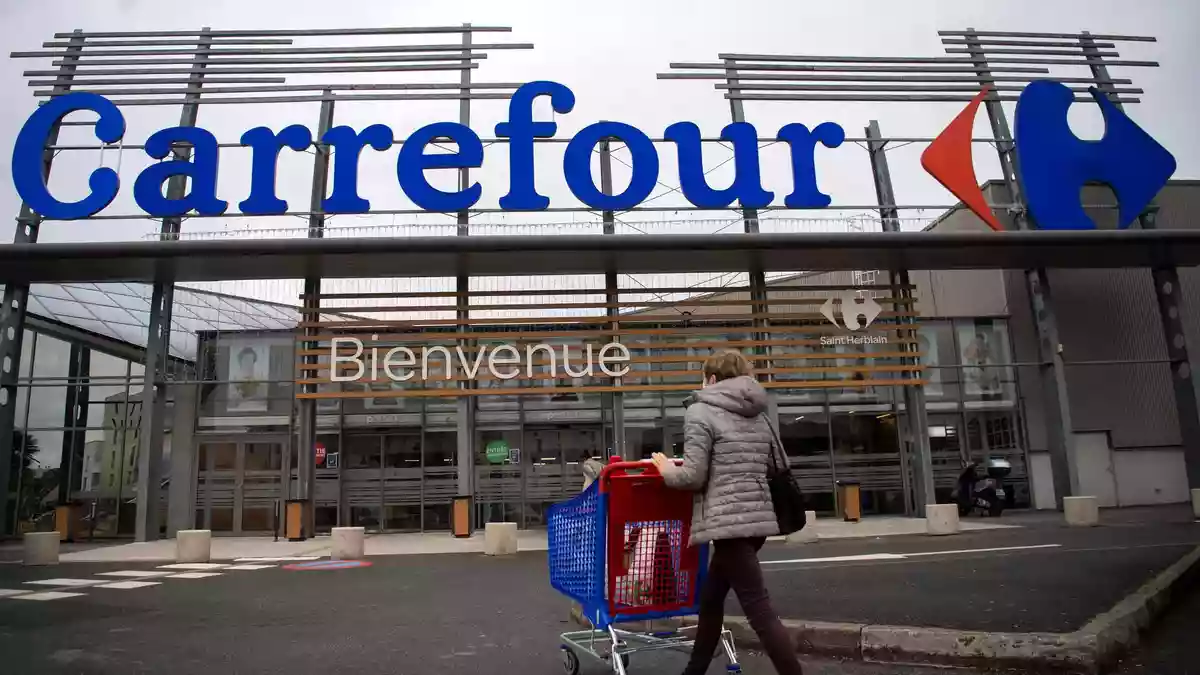 Der Supermarktkette Carrefour machen die Unruhen in Frankreich zu schaffen (Archivbild) - Bild: Loic Venance/AFP/dpa