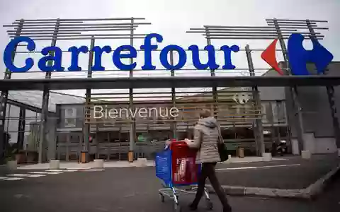 Der Supermarktkette Carrefour machen die Unruhen in Frankreich zu schaffen (Archivbild) - Foto: Loic Venance/AFP/dpa