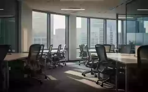 Ein verwaistes, modernes Büro mit leeren Arbeitsplätzen und natürlichem Lichteinfall in einem Firmengebäude. - Foto: über boerse-global.de
