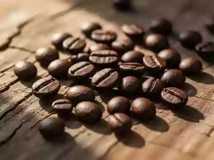 Nahaufnahme von gerösteten Kaffeebohnen auf einer rustikalen Holzoberfläche bei natürlichem Licht. - Foto: über boerse-global.de