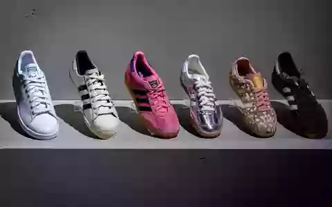 Der Sportartikelhersteller Adidas meldet Rekordergebnisse (Symbolbild).  - Foto: Daniel Karmann/dpa