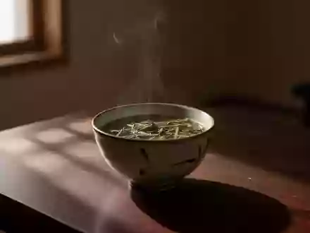 Eine dampfende Schale mit gesunder Suppe auf einem Holztisch bei natürlichem Licht, symbolisch für saisonale Gesundheitsvorsorge. - Foto: über boerse-global.de