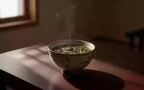 Eine dampfende Schale mit gesunder Suppe auf einem Holztisch bei natürlichem Licht, symbolisch für saisonale Gesundheitsvorsorge. - Foto: über boerse-global.de