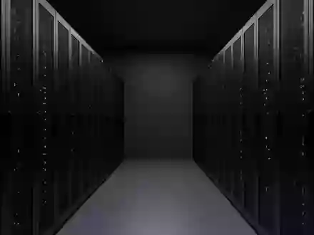 Modernes, minimalistisches Serverraum-Interieur mit schwarzen Serverschränken in einem dunklen, architektonisch schlichten Flur. - Foto: über boerse-global.de