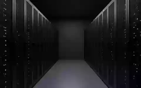 Modernes, minimalistisches Serverraum-Interieur mit schwarzen Serverschränken in einem dunklen, architektonisch schlichten Flur. - Foto: über boerse-global.de