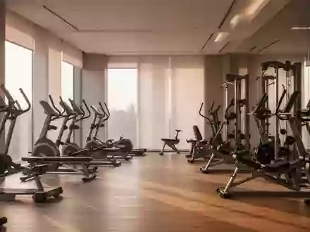 Ein minimalistisch gestalteter Fitnessraum mit hochwertigen Trainingsgeräten in natürlichem Licht. - Foto: über boerse-global.de