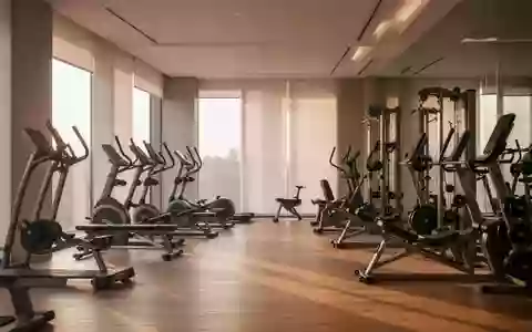 Ein minimalistisch gestalteter Fitnessraum mit hochwertigen Trainingsgeräten in natürlichem Licht. - Foto: über boerse-global.de