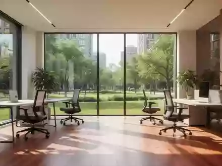 Heller, moderner Büroraum mit ergonomischem Mobiliar und großen Fenstern mit Blick auf einen grünen Park. - Foto: über boerse-global.de