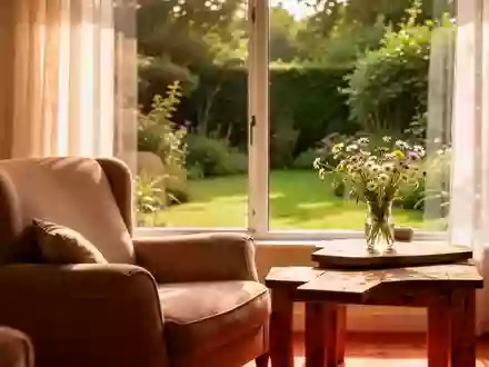 Ein heller, sonnendurchfluteter Wohnraum mit Blick in einen grünen Garten, der eine ruhige und angenehme Wohnatmosphäre vermittelt. - Foto: über boerse-global.de