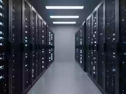 Moderne Server-Infrastruktur in einem klimatisierten Rechenzentrum mit blauer Beleuchtung. - Foto: über boerse-global.de