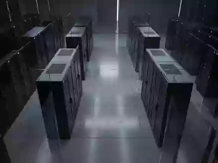 Minimalistische Ansicht eines modernen Serverraums mit dunklen Racks und kühler Beleuchtung. - Foto: über boerse-global.de