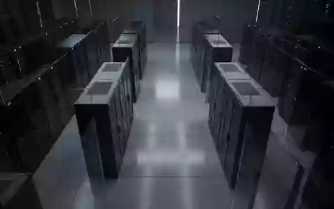 Minimalistische Ansicht eines modernen Serverraums mit dunklen Racks und kühler Beleuchtung. - Foto: über boerse-global.de
