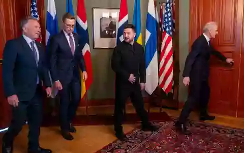 Trafen sich in Oslo (von links): US-Unterhändler Steve Witkoff, Finnlands Präsident Alexander Stubb, der ukrainische Präsident Wolodymyr Selensky und Norwegens Regierungschef Jonas Gahr Støre.  - Foto: Heiko Junge/Pool NTB/AP/dpa