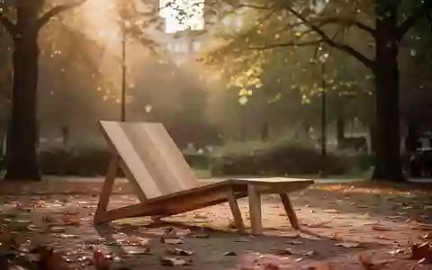 Eine hölzerne Liege in einer ruhigen Parkanlage bei goldenem Herbstlicht, die zu einer bewussten Auszeit einlädt. - Foto: über boerse-global.de