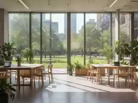 Ein modernes, helles Büro mit bodentiefen Fenstern, vielen Zimmerpflanzen und minimalistischer Einrichtung. - Foto: über boerse-global.de