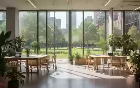Ein modernes, helles Büro mit bodentiefen Fenstern, vielen Zimmerpflanzen und minimalistischer Einrichtung. - Foto: über boerse-global.de