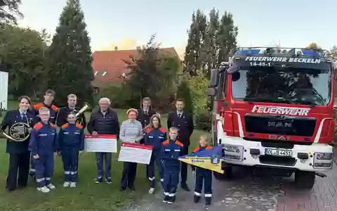 FW-OLL: Großzügige Spende für die Jugendfeuerwehr und das Jugendblasorchester Beckeln - Foto: presseportal.de