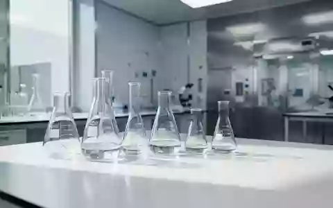 Ein modernes, steriles Labor mit wissenschaftlichen Glaswaren auf einer sauberen, weißen Oberfläche in einer hellen Umgebung. - Foto: über boerse-global.de