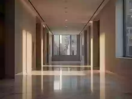 Ein heller, minimalistischer Flur in einem New Yorker Regierungsgebäude mit reflektierenden Marmorböden und natürlichem Licht. - Foto: über boerse-global.de