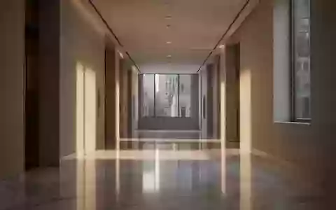 Ein heller, minimalistischer Flur in einem New Yorker Regierungsgebäude mit reflektierenden Marmorböden und natürlichem Licht. - Foto: über boerse-global.de