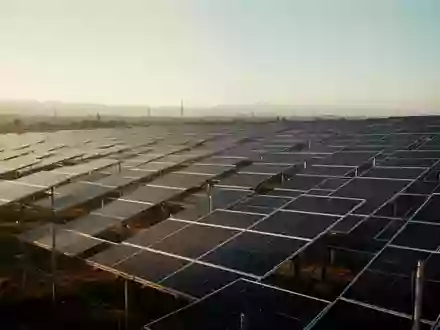 Reihen von Photovoltaikmodulen in einem Solarpark bei Sonnenuntergang. - Foto: über boerse-global.de