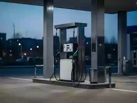 Eine leere Zapfsäule an einer Tankstelle in der Abenddämmerung ohne sichtbare Schriftzüge oder Preisanzeigen. - Foto: über boerse-global.de