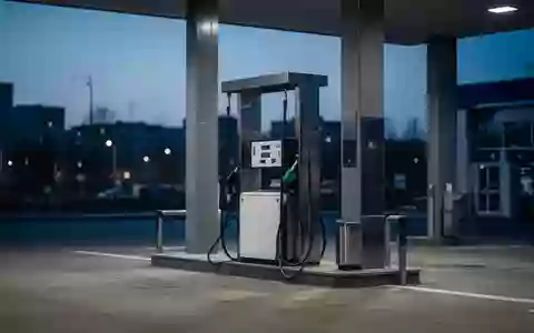 Eine leere Zapfsäule an einer Tankstelle in der Abenddämmerung ohne sichtbare Schriftzüge oder Preisanzeigen. - Foto: über boerse-global.de