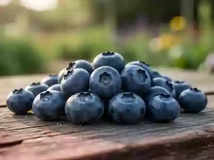 Eine Nahaufnahme von frischen Blaubeeren auf einer hölzernen Oberfläche bei natürlichem Licht. - Foto: über boerse-global.de