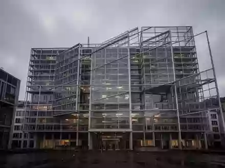 Die Architektur des Berlaymont-Gebäudes in Brüssel bei bewölktem Himmel. - Foto: über boerse-global.de