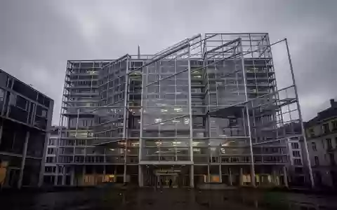 Die Architektur des Berlaymont-Gebäudes in Brüssel bei bewölktem Himmel. - Foto: über boerse-global.de