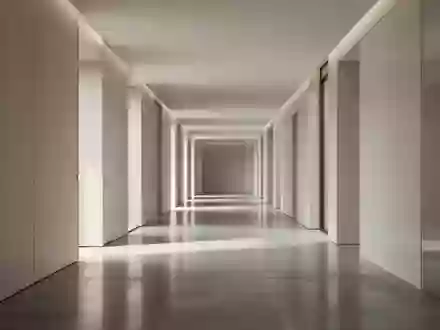 Ein heller, minimalistischer Flur mit poliertem Betonboden und klaren architektonischen Linien. - Foto: über boerse-global.de