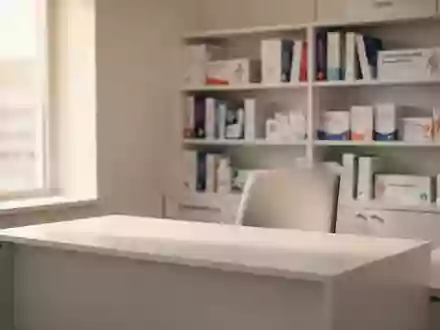 Ein minimalistischer, heller Beratungsbereich in einer Apotheke mit sanftem Tageslicht und geordneten Regalen im Hintergrund. - Foto: über boerse-global.de