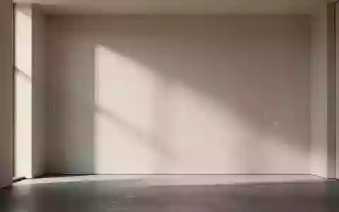 Minimalistisches, sonnendurchflutetes Interieur mit sanften Schatten an einer leeren Wand als Symbol für digitale Sicherheit. - Foto: über boerse-global.de