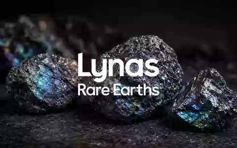 Nahaufnahme von glänzenden Seltenerdmineralien auf einer dunklen, industriellen Oberfläche. - Foto: über boerse-global.de