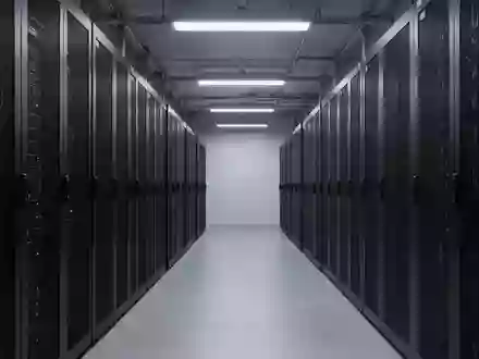 Ein minimalistischer, moderner Serverraum mit dunklen Rack-Reihen in einer ruhigen, professionellen Umgebung. - Foto: über boerse-global.de